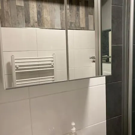 Am Rhein Ganze Zwei Schlafzimmer Netflix Internet 1000 Mbits, Free Parking * Duisburgo